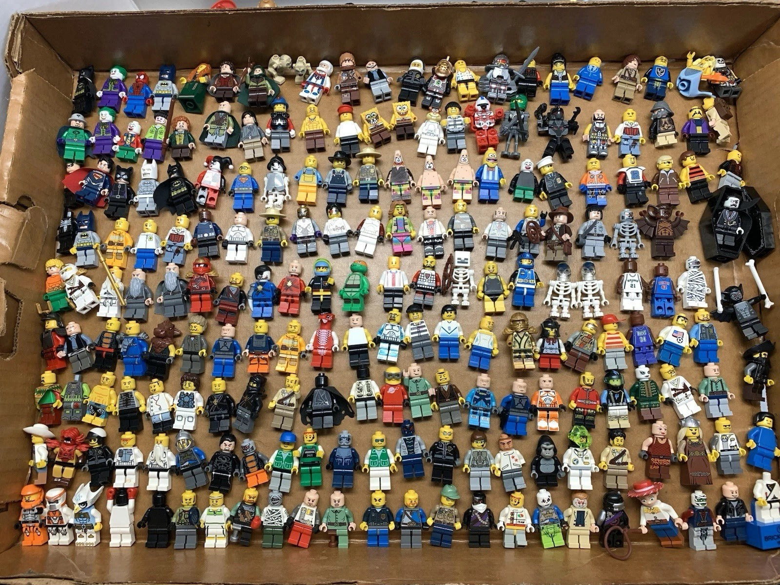 Lego HUGE 425-500 Minifigures Lot! DC LOTR POTC MOVIE STAR WARS HP & More! LOOK!